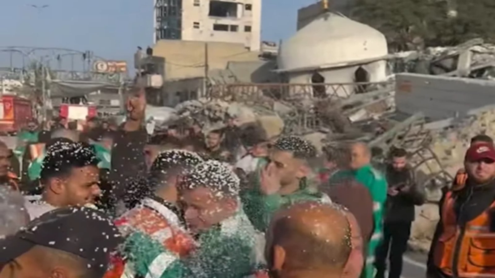 فيديو منسوب إلى "رد فعل طواقم الإسعاف والدفاع المدني بعد اتفاق غزة".. ما حقيقته؟ 3 312103