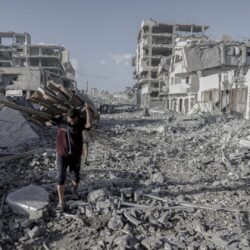 آلاف الفلسطينيين يعودون إلى منازلهم شمال غزة.. ليجدوا الدمار والأسى