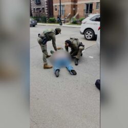 كانت ملقاة على الأرض.. فيديو يوثق لحظة اعتقال موظفة في محطة تلفزيونية بشيكاغو