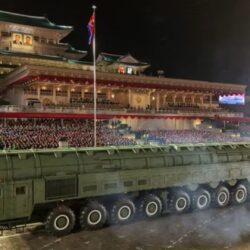 كيم جونغ أون يستعرض سلاح كوريا الشمالية الجديد.. ما هو؟