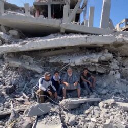 متفائلون رغم فقدانهم كل ممتلكاتهم.. فلسطينيون يعودون إلى منازلهم ليجدوا أنقاضًا