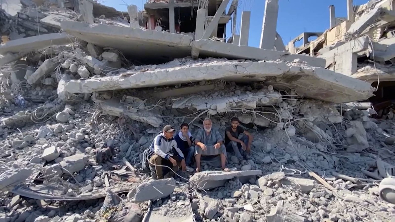 متفائلون رغم فقدانهم كل ممتلكاتهم.. فلسطينيون يعودون إلى منازلهم ليجدوا أنقاضًا 3 312156