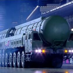 كوريا الشمالية تستعرض صواريخ بعيدة المدى تزعم أنها قادرة على ضرب البر الرئيسي الأمريكي