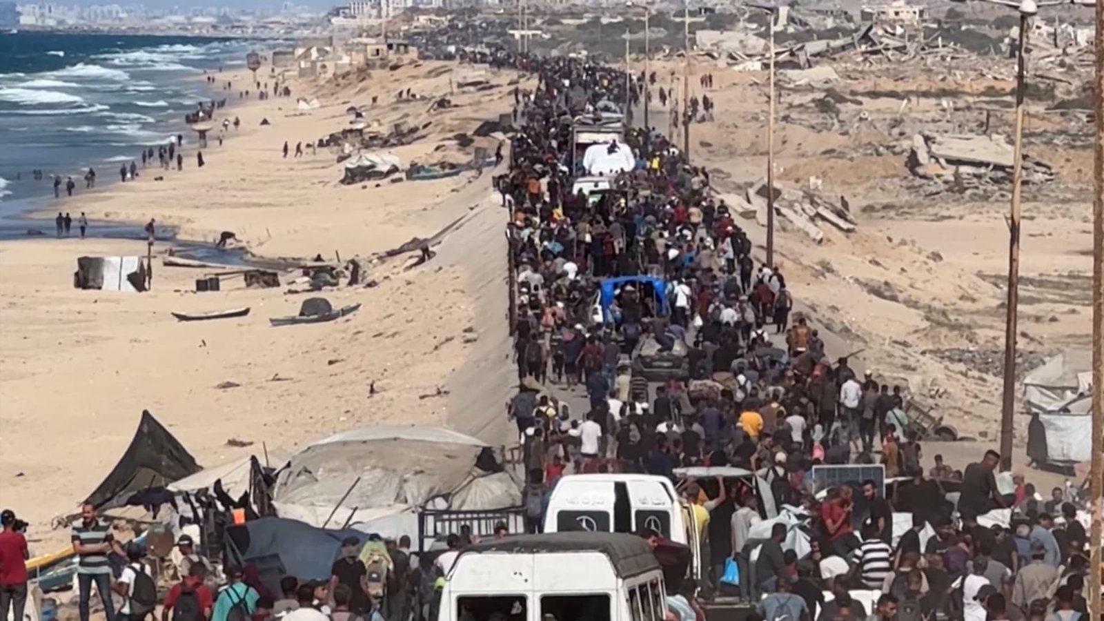 "يمكننا أن نتنفس أخيرًا".. الفلسطينيون يشقّون طريقهم بين الأنقاض في غزة 3 312180