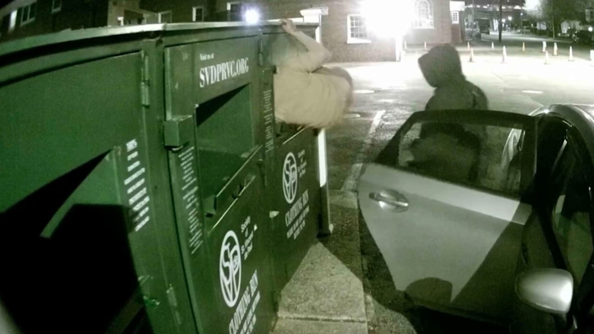 مشاهد "مُشينة".. لصوص يسرقون آلاف الأطنان من الملابس المُتبرّع بها للمحتاجين لبيعها