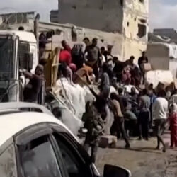 تدفق المساعدات إلى غزة بعد أشهر.. وآلاف الفلسطينيين يعودون لمنازلهم المدمرة