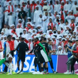 لاعب إماراتي يشعل تفاعلاً.. هذا ما فعله مع والدته بعد الفوز على سلطنة عُمان