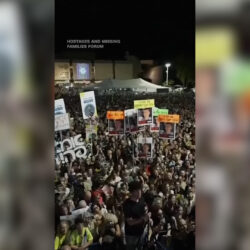 حشود إسرائيلية تُطلق صيحات استهجان ضد نتنياهو عند ذكر اسمه بتجمع جماهيري بتل أبيب