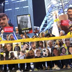 ماذ نعرف عن الرهائن في غزة مع بدء الإفراج عنهم صباح الاثنين؟