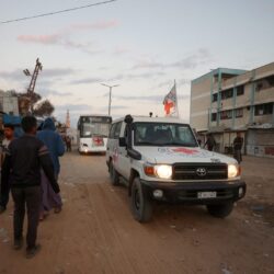 تحديث مباشر.. الصليب الأحمر يعلن بدء عملية الإفراج عن الرهائن