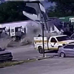 طائرة صغيرة تتحطم بعد اصطدام مميت بعدة شاحنات ومقطورات متوقفة في تكساس