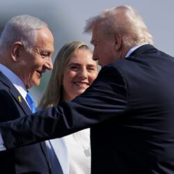 "بنصف عناق وابتسامة"..هكذا حيا ترامب نتنياهو في مطار بن غوريون