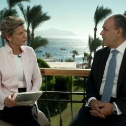 مذيعة CNN لوزير خارجية مصر: هل انتهت الحرب في غزة بالنسبة لكم؟ شاهد كيف رد