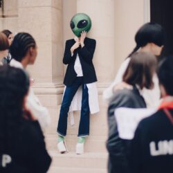 بعيدا عن اللقطات التقليدية.. أسبوع الموضة في باريس كما لم نره من قبل