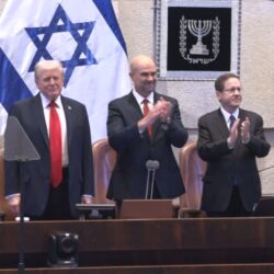 على وقع التصفيق والهتاف.. شاهد استقبال حار لترامب في الكنيسيت الإسرائيلي