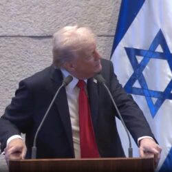 ترامب يطالب رئيس إسرائيل بمنح نتنياهو العفو خلال خطابة في الكنيسيت