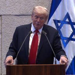 "سيبقى شخصان وسيكونان الأفقر".. ترامب يتحدث عن مبالغ هائلة لغزة ويمزح بشأن تأخره على قمة شرم الشيخ