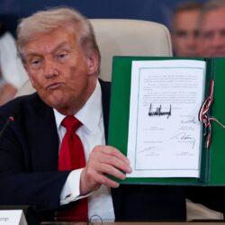 وسط تصفيق قادة عرب وغربيين.. لحظة توقيع اتفاق غزة في قمة شرم الشيخ