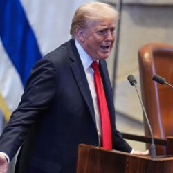 "توقف لشراء الخبز في طريقه للكنيست".. ما حقيقة صورة المتداولة لترامب؟