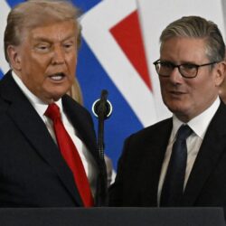 موقف وُصف بـ"المحرج".. تفاعل على تصرف ترامب مع رئيس وزراء بريطانيا في قمة شرم الشيخ