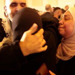 دموع واحتضانات.. شاهد لحظات لمّ الشمل العاطفية للفلسطينيين المفرج عنهم من السجون الإسرائيلية مع عائلاتهم