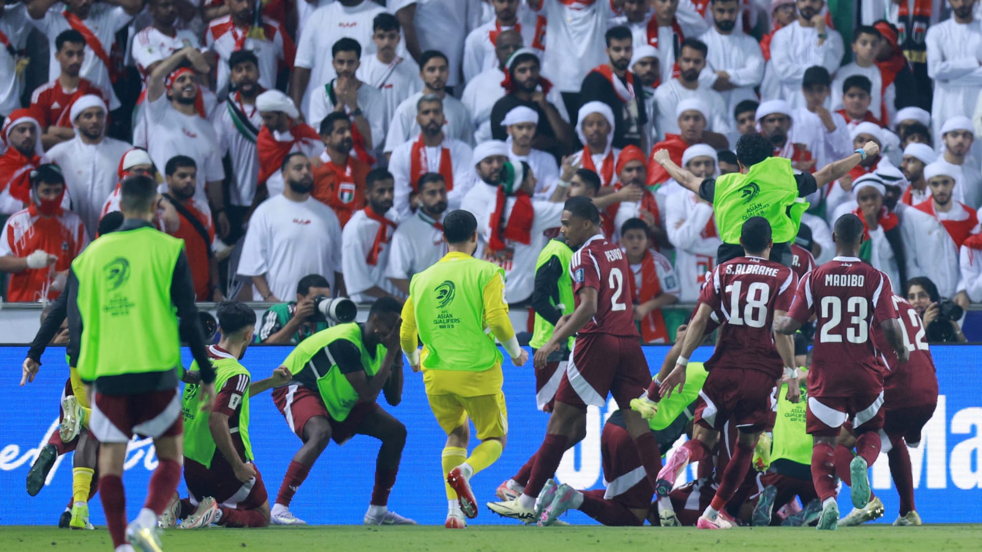 لقطات أثارت ضجة.. مشاجرة على هامش مباراة قطر والإمارات