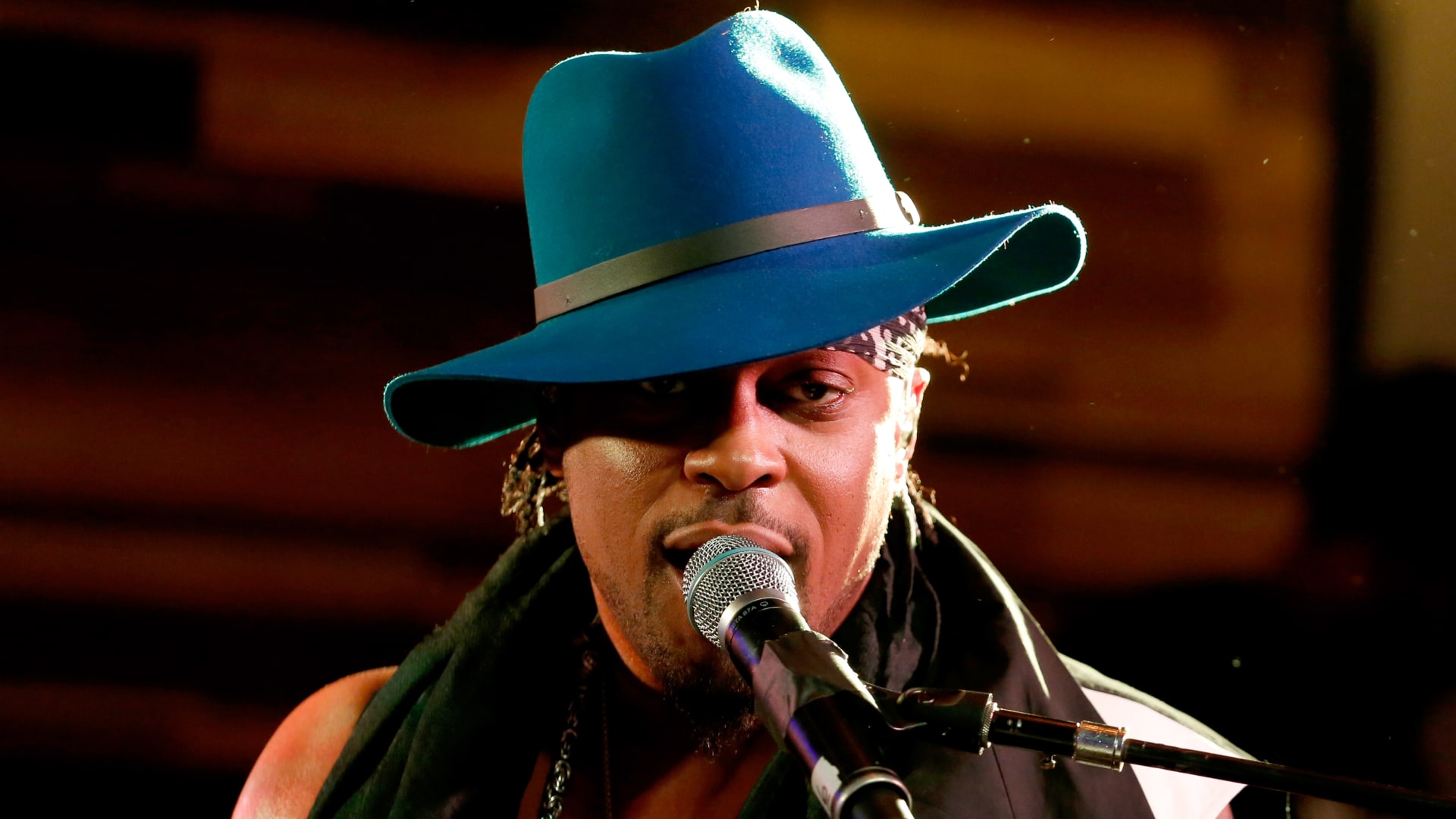 أمريكا.. وفاة مغني الـ R&B الحائز على جائزة غرامي دانجيلو عن عمر51 عامًا