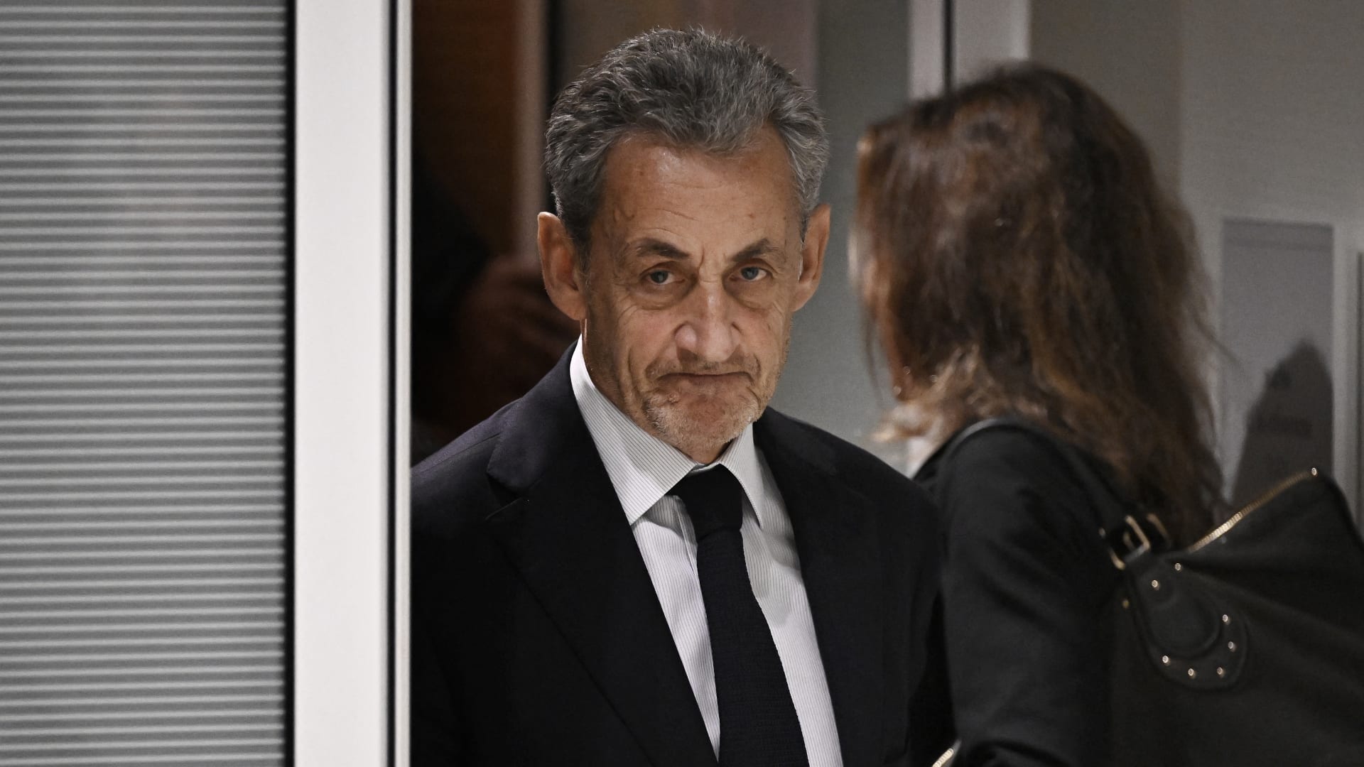 خلف القضبان.. ماذا ينتظر الرئيس الفرنسي السابق نيكولا ساركوزي؟