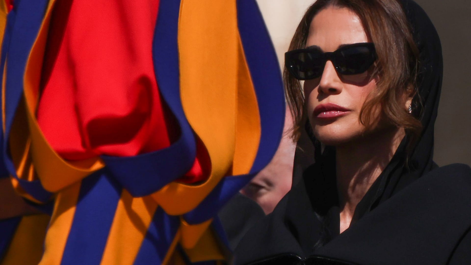 الملكة رانيا تختار الأناقة الكلاسيكية في لقاء بابا الفاتيكان