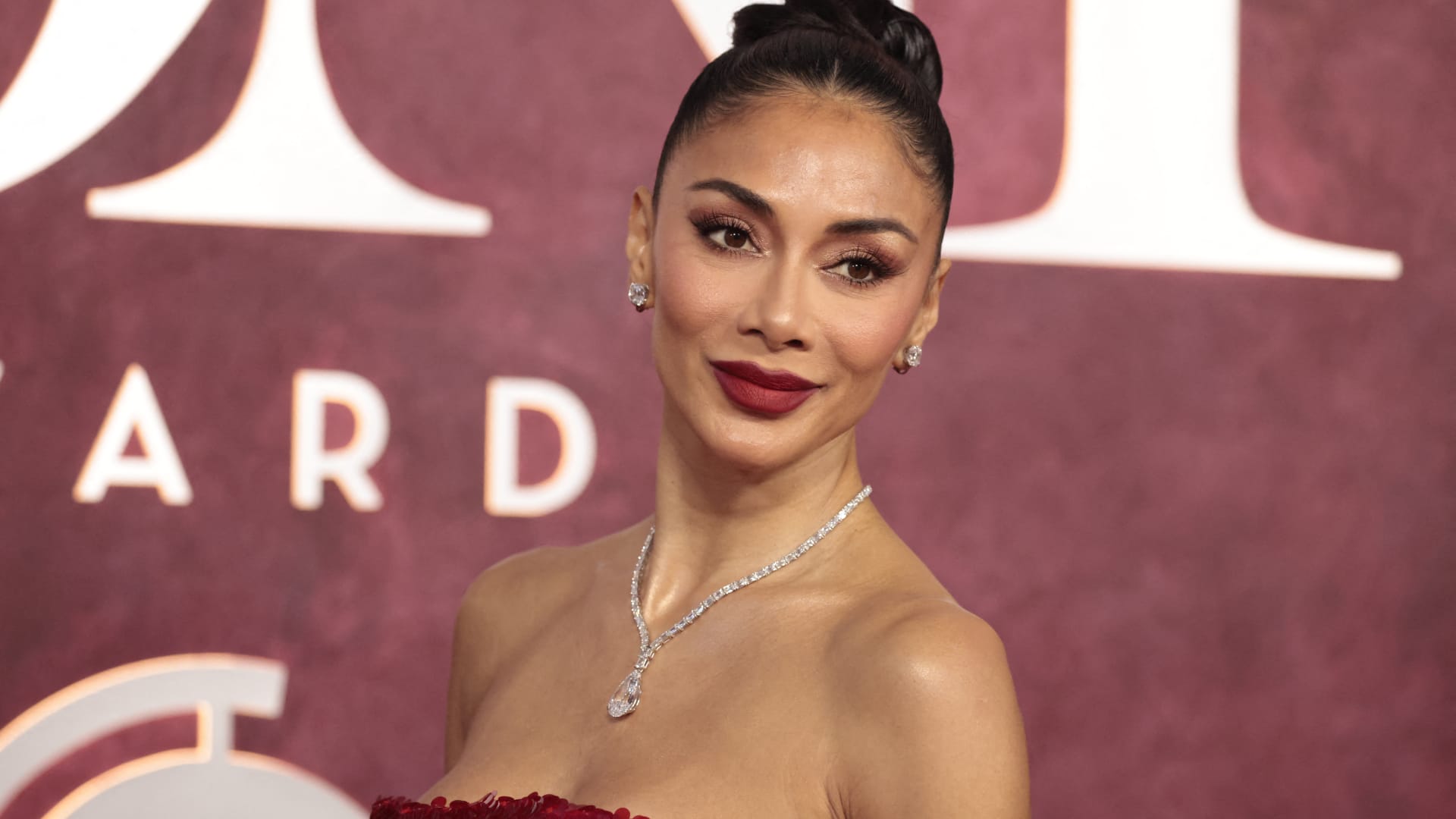 فستان ذهبي بتصميم عربي..نيكول شيرزينغر بإطلالة متألقة في نيويورك