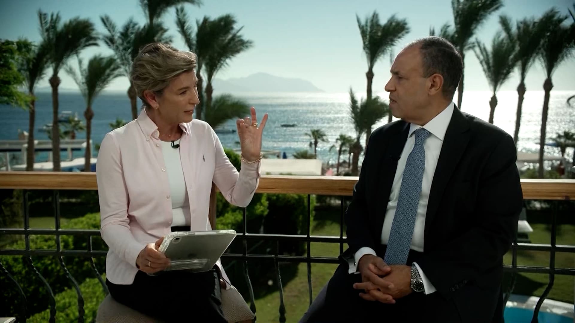 مذيعة CNN لوزير خارجية مصر: هل حصلتم من حماس على التزام بنزع سلاحها؟ شاهد كيف رد