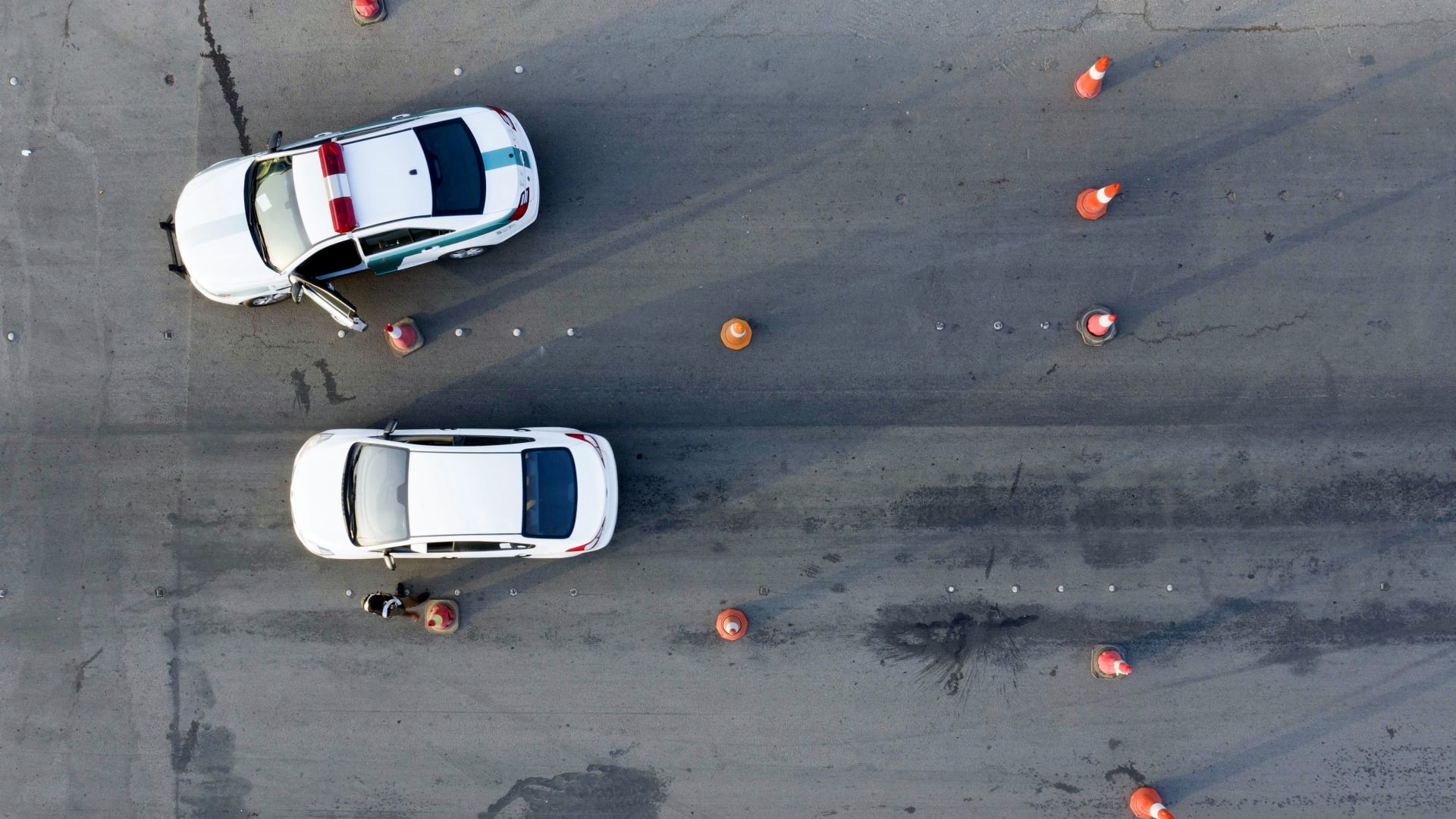 السعودية.. فيديو لسيدتين ترتديان "جرابين لحمل الأسلحة" والأمن العام يُعلّق