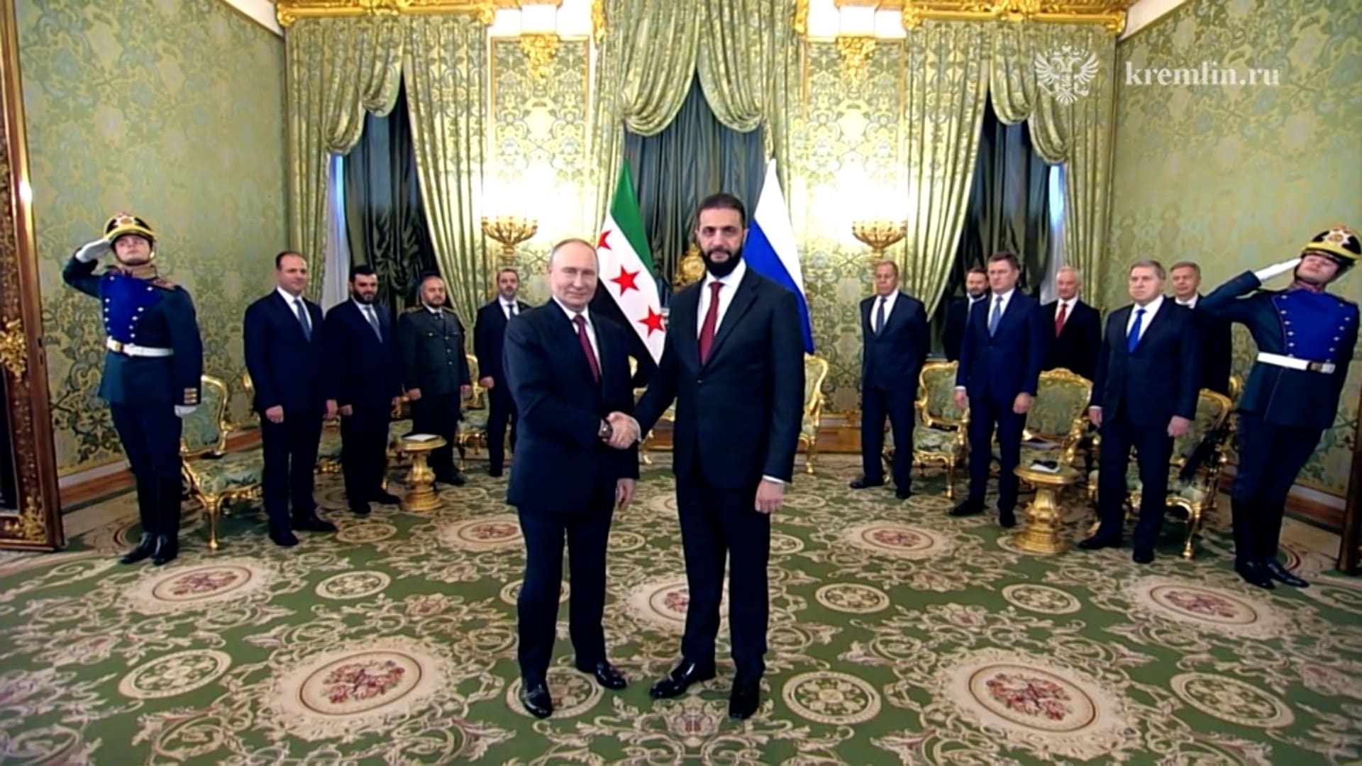 شاهد لحظة مصافحة بوتين لأحمد الشرع في الكرملين