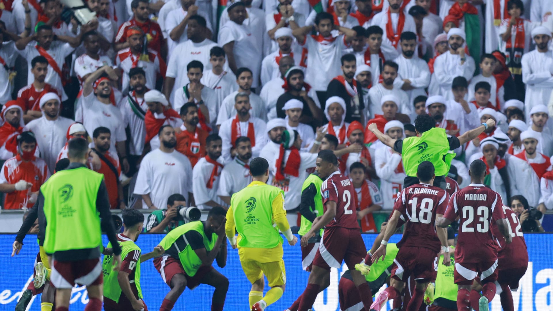 "رمي اللاعبين بالأيفون".. ما حقيقة الصورة المتداولة لمباراة الإمارات وقطر؟