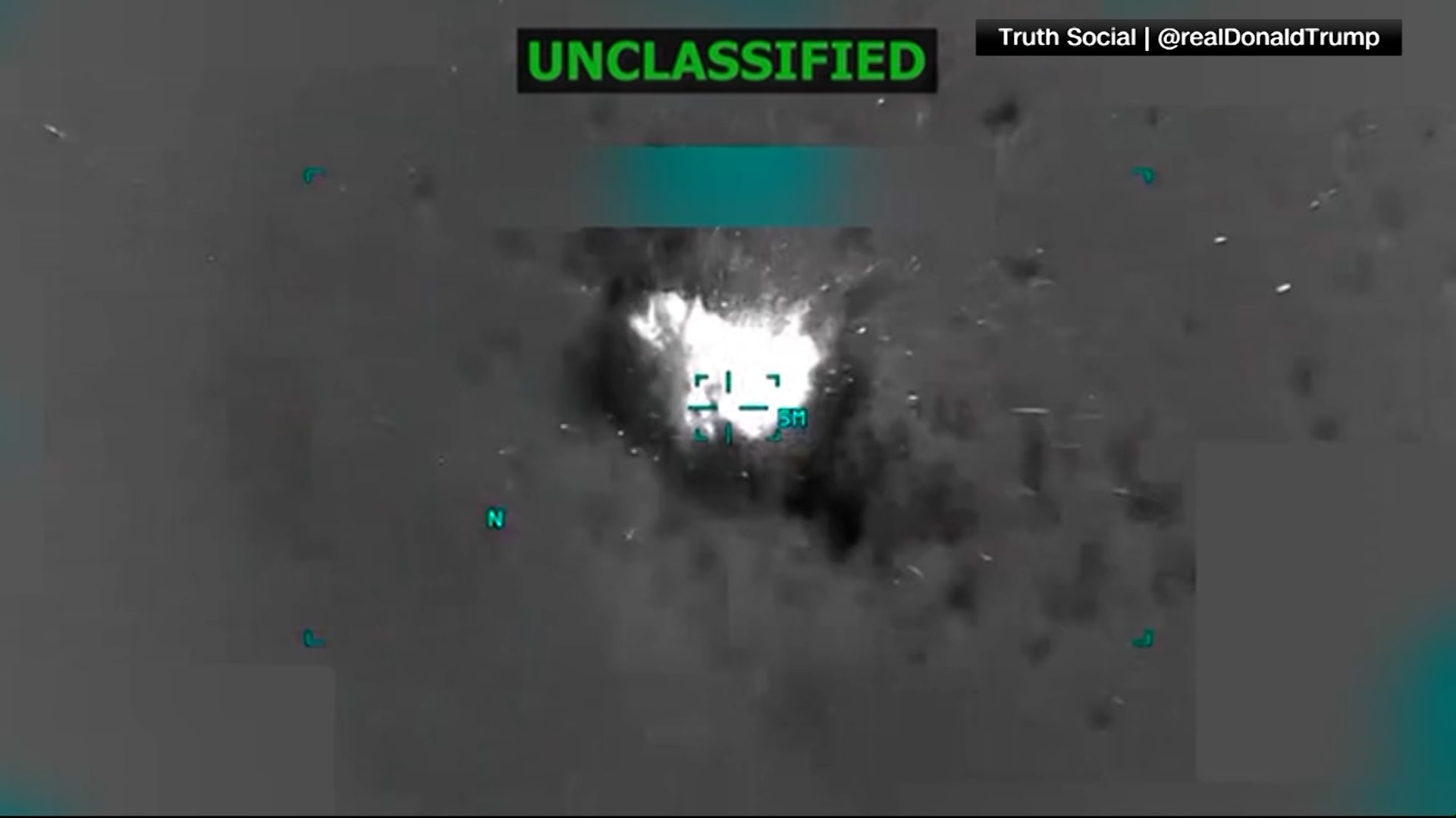 فيديو يظهر لحظة قصف الجيش الأمريكي قاربًا قبالة سواحل فنزويلا