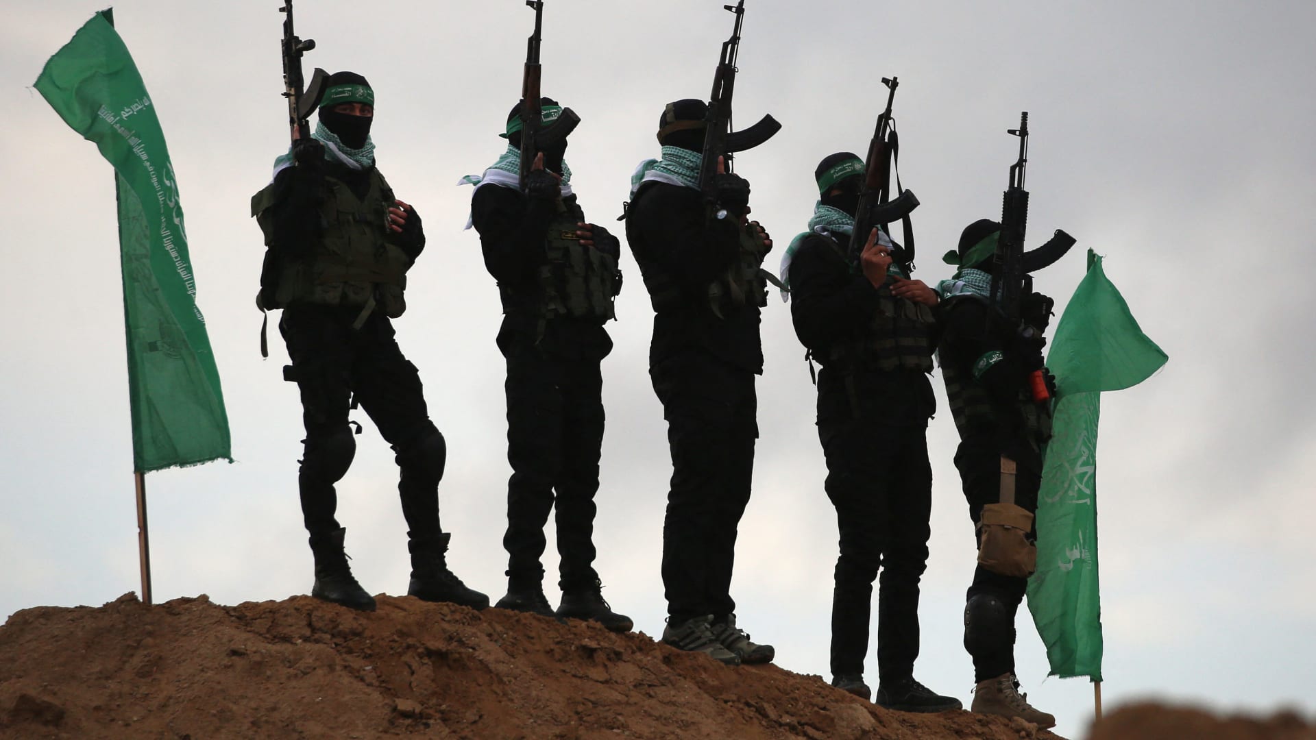 مصدران: أمريكا لا تعتقد أن "حماس" انتهكت اتفاق غزة.. وتدرس تقديم مكافآت لمعرفة أماكن رفات الرهائن