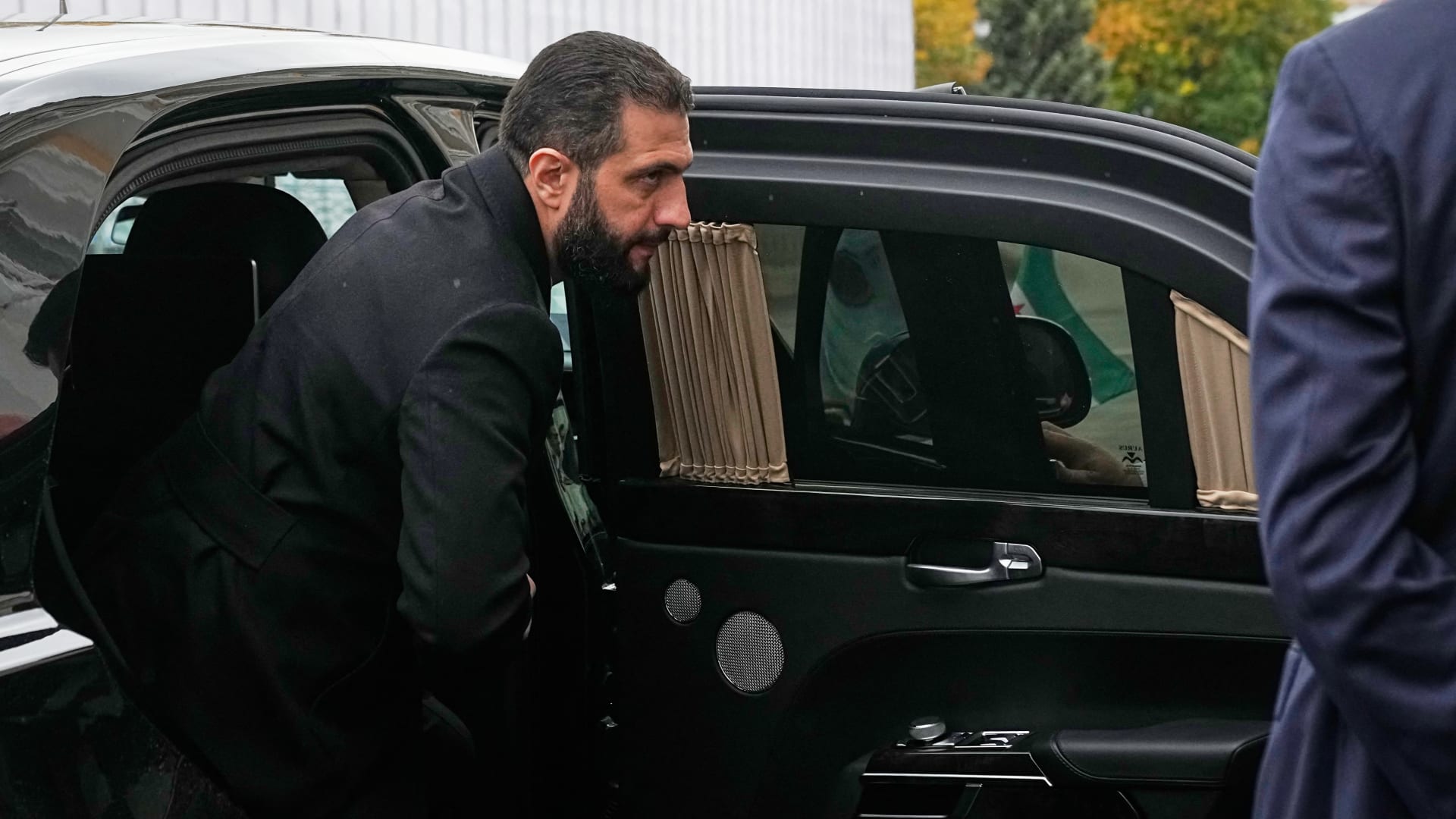 سوريا.. فيديو السجاد وأسلوب استقبال الشرع مقارنة ببشار الأسد في روسيا يثير تفاعلا