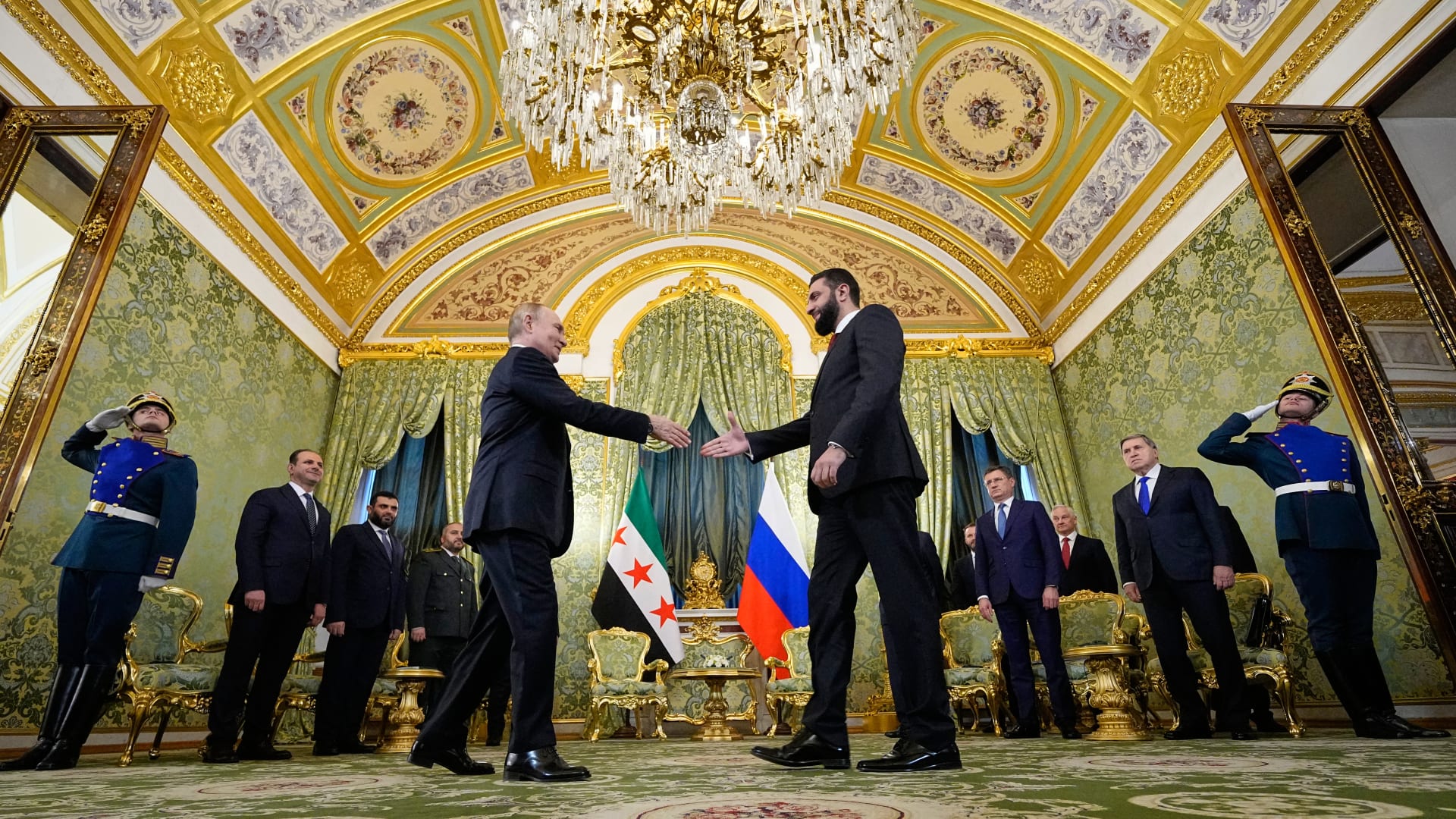 سوريا.. فيديو طريقة دخول الشرع ودلالات اختيار القاعة للقاء بوتين يثير تفاعلا