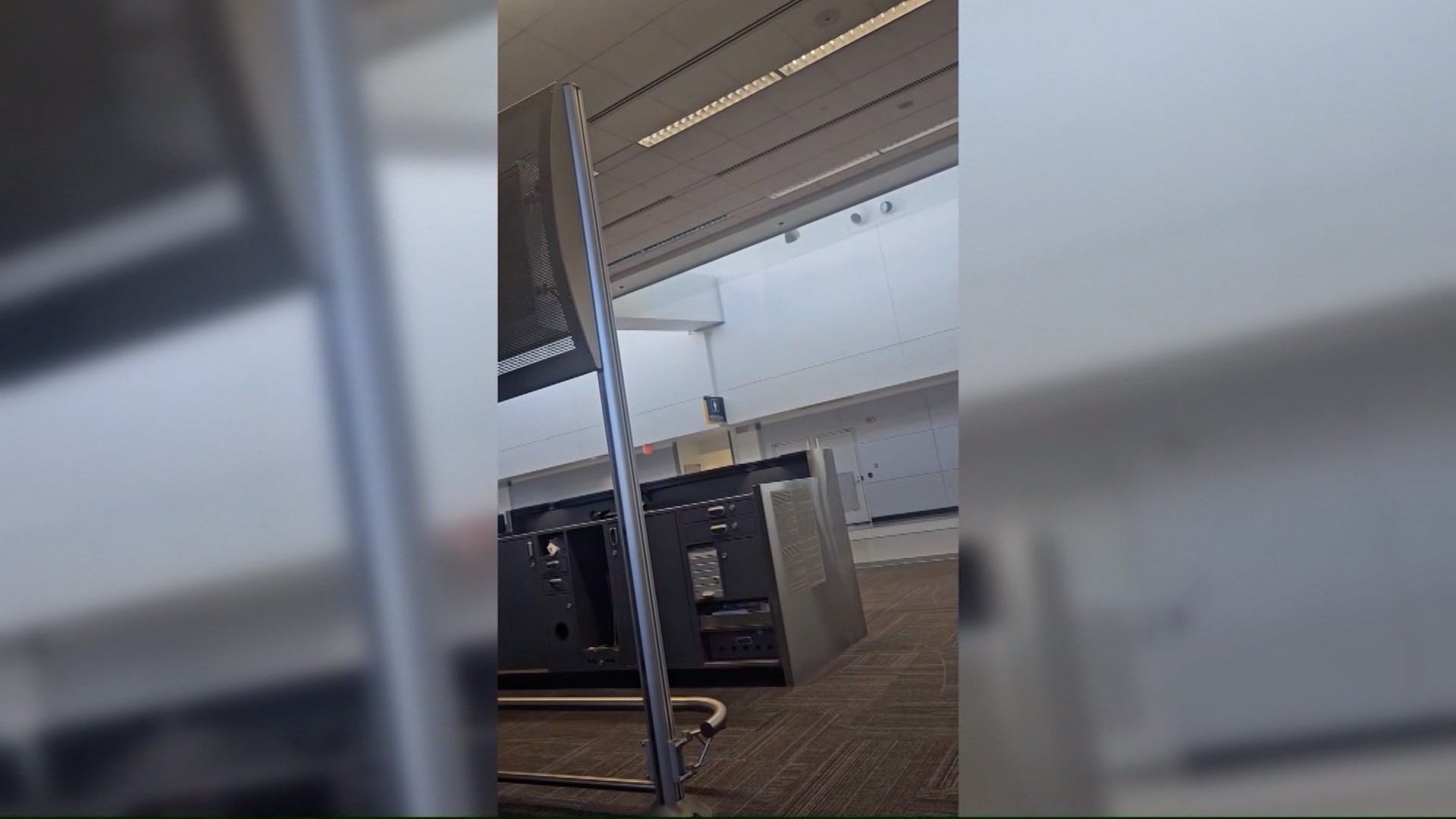 شاهد.. بث رسالة "الحرية لفلسطين" بمطارات أمريكية وكندية بعد تعرضها للاختراق