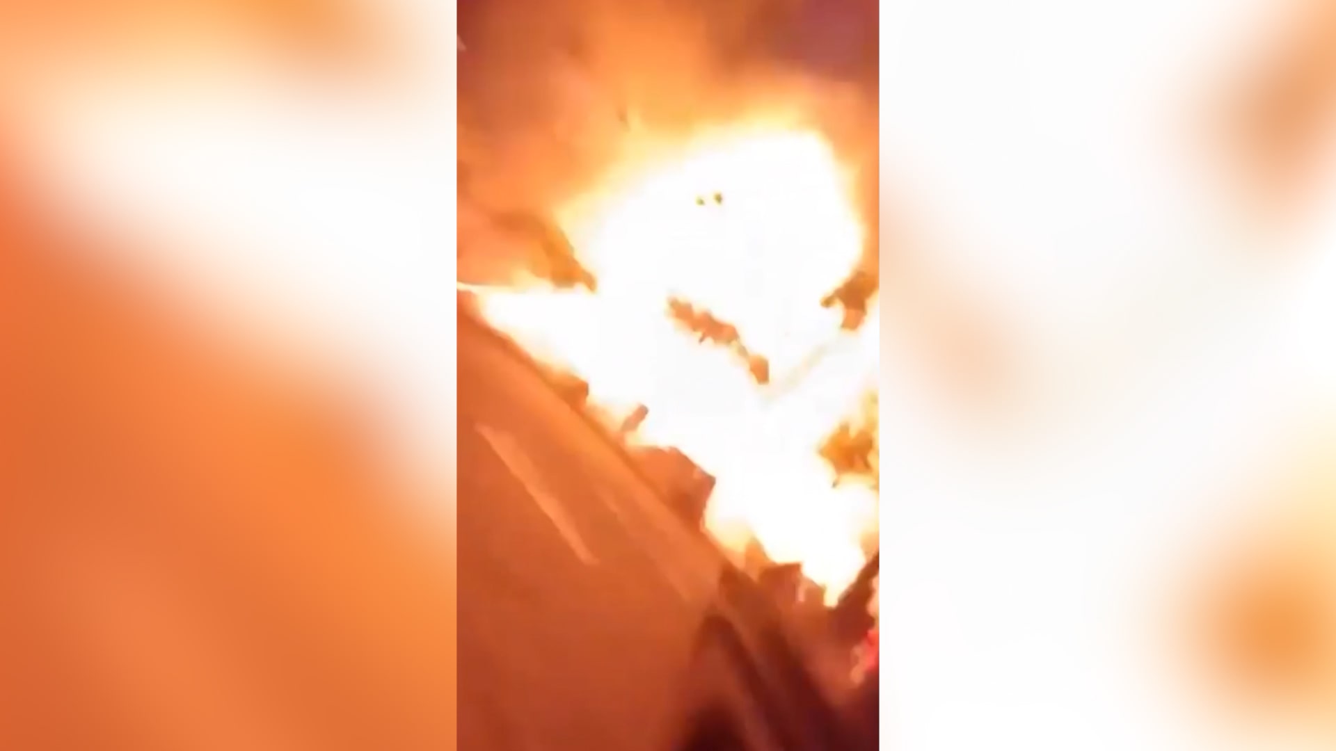 هزت محيطها بقوة.. انفجار عنيف لسيارة خارج مركز تجاري بالإكوادور