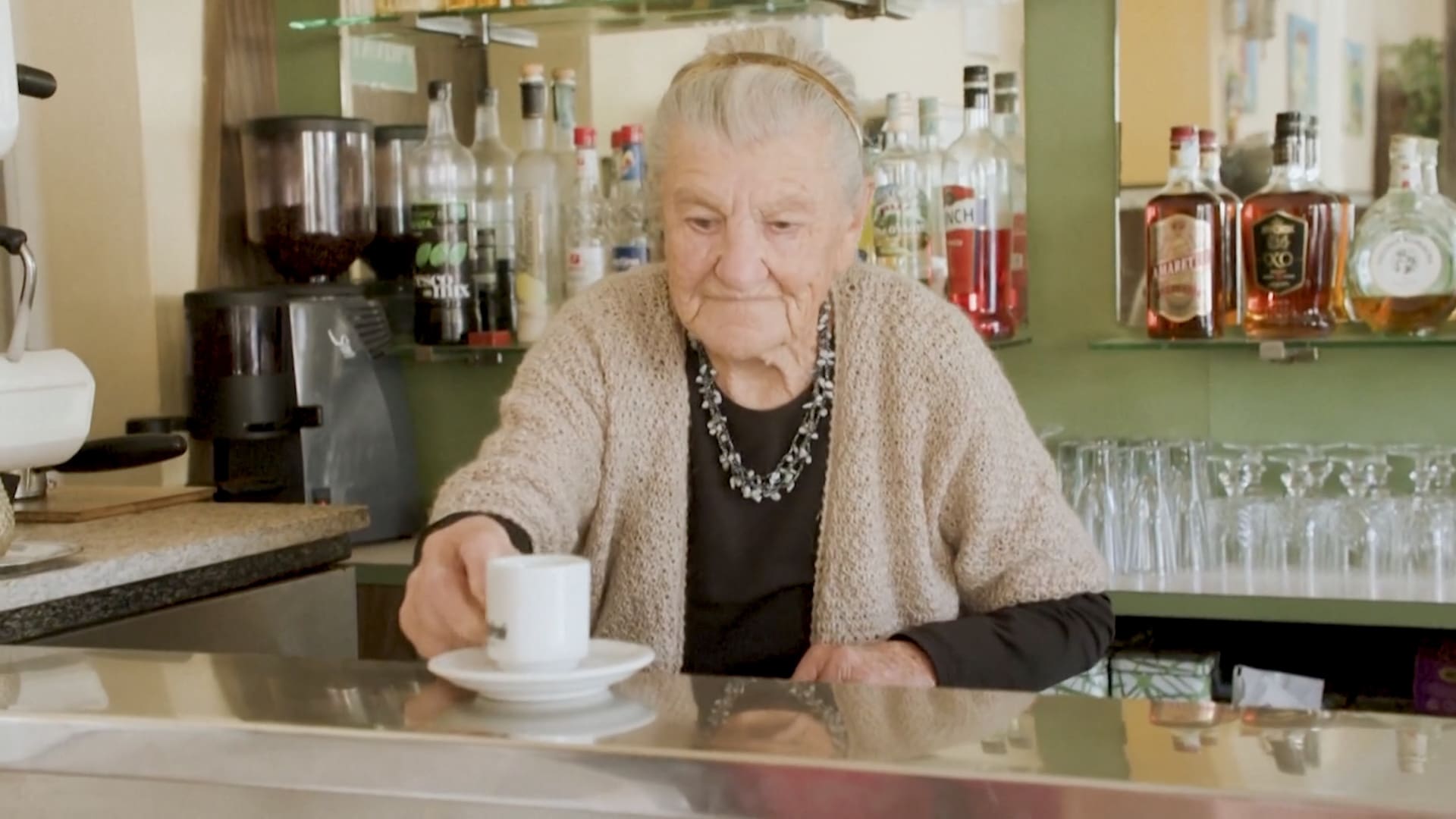 تعرّف إلى النادلة الإيطالية التي تبلغ من العمر 100 عام ولم تتقاعد بعد