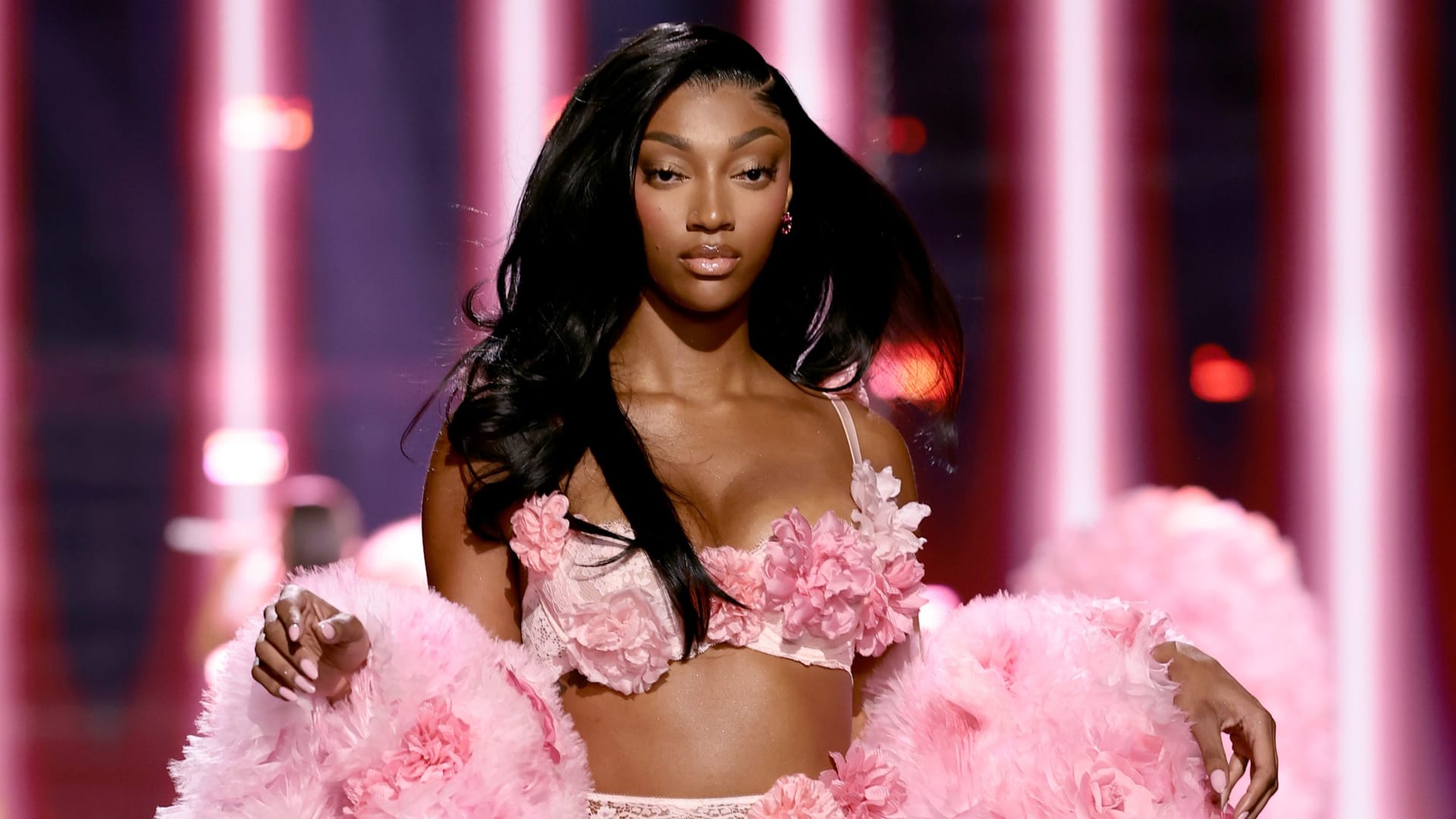 عرض أزياء "فيكتوريا سيكريت" 2025..تاريخ جديد من التنوع والشمولية