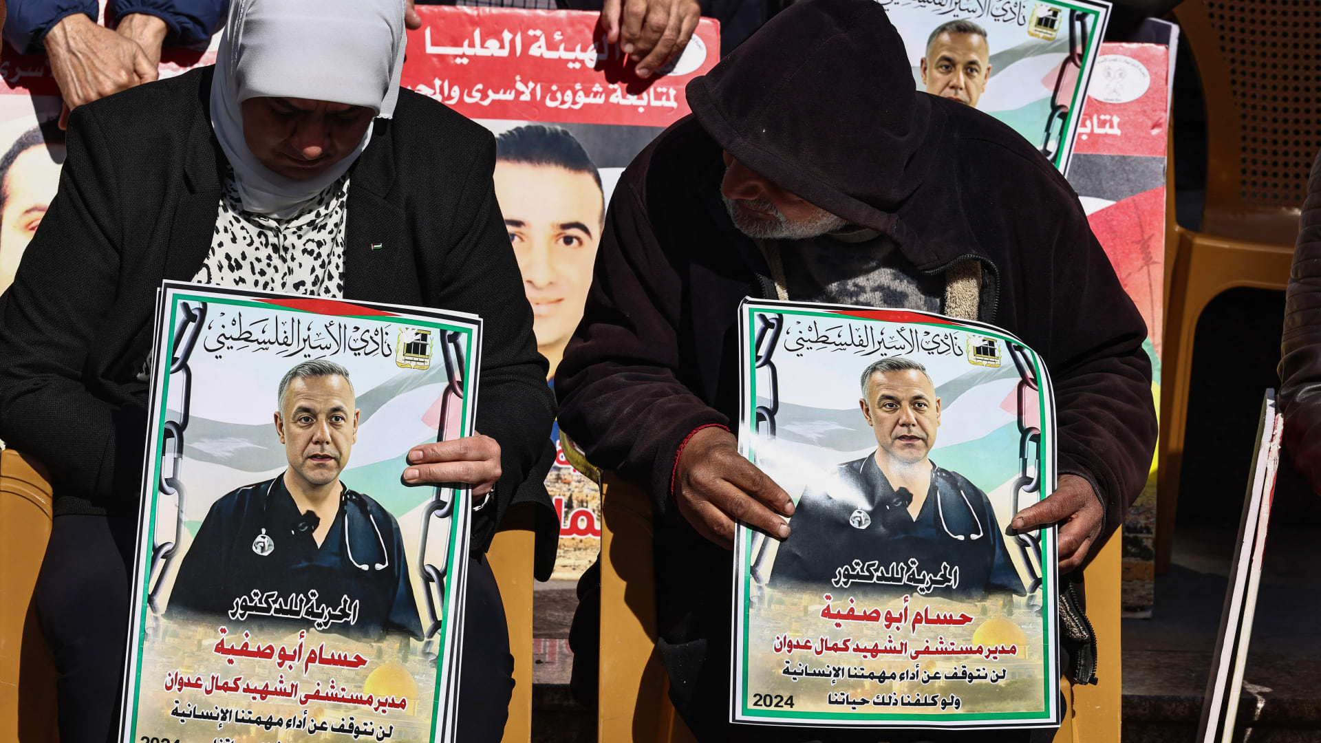 عائلته ومحاموه: إسرائيل تؤجّل المراجعة القانونية للطبيب حسام أبو صفية