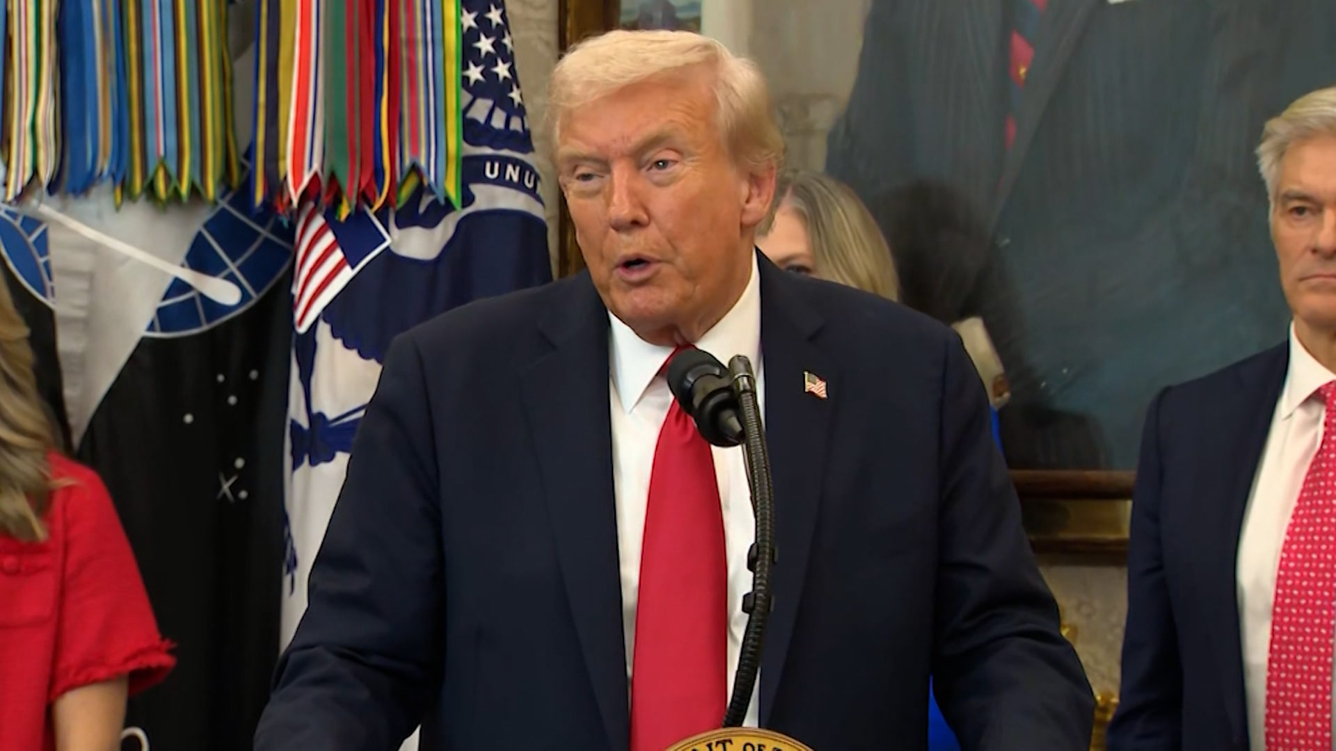 شاهد رد فعل ترامب بعد علمه بلائحة الاتهام الموجهة إلى جون بولتون