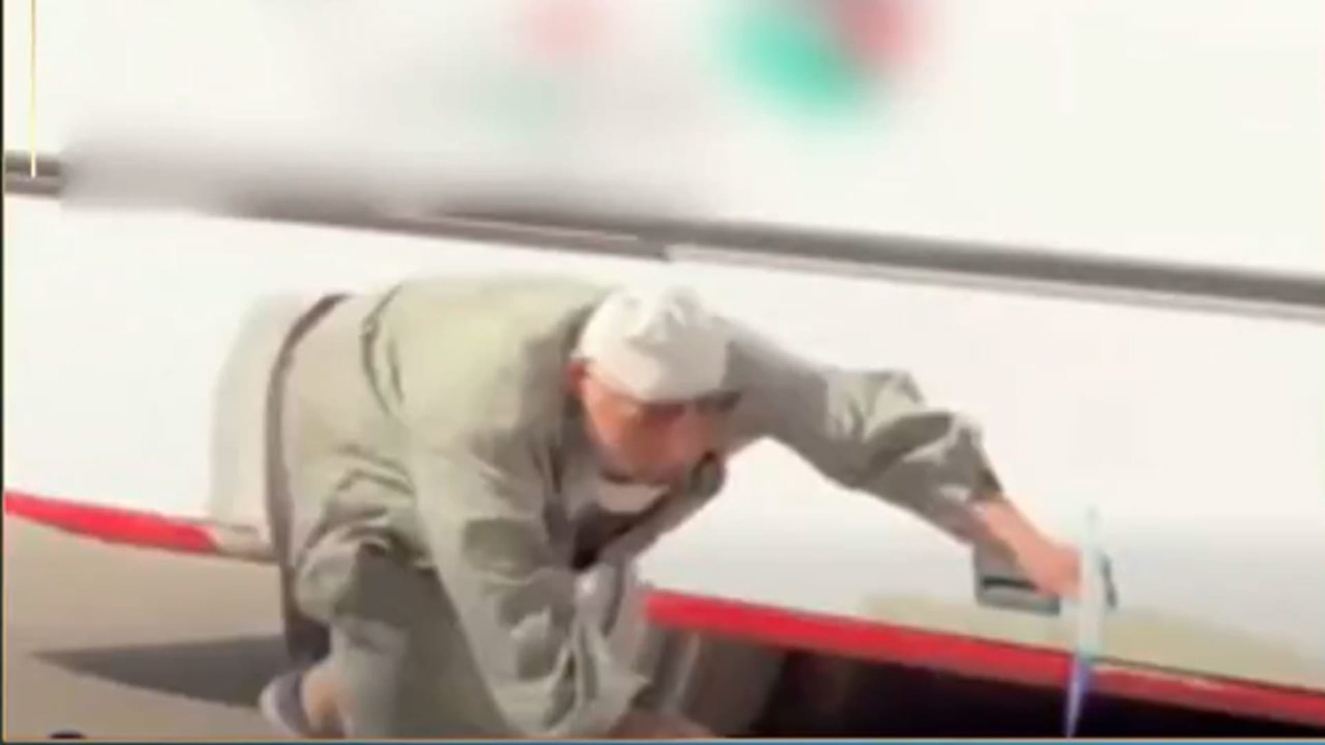 مصر.. فيديو منع رجل مسن من ركوب حافلة وسقوطه وهو يلحق بها يشعل ضجة والأمن يرد