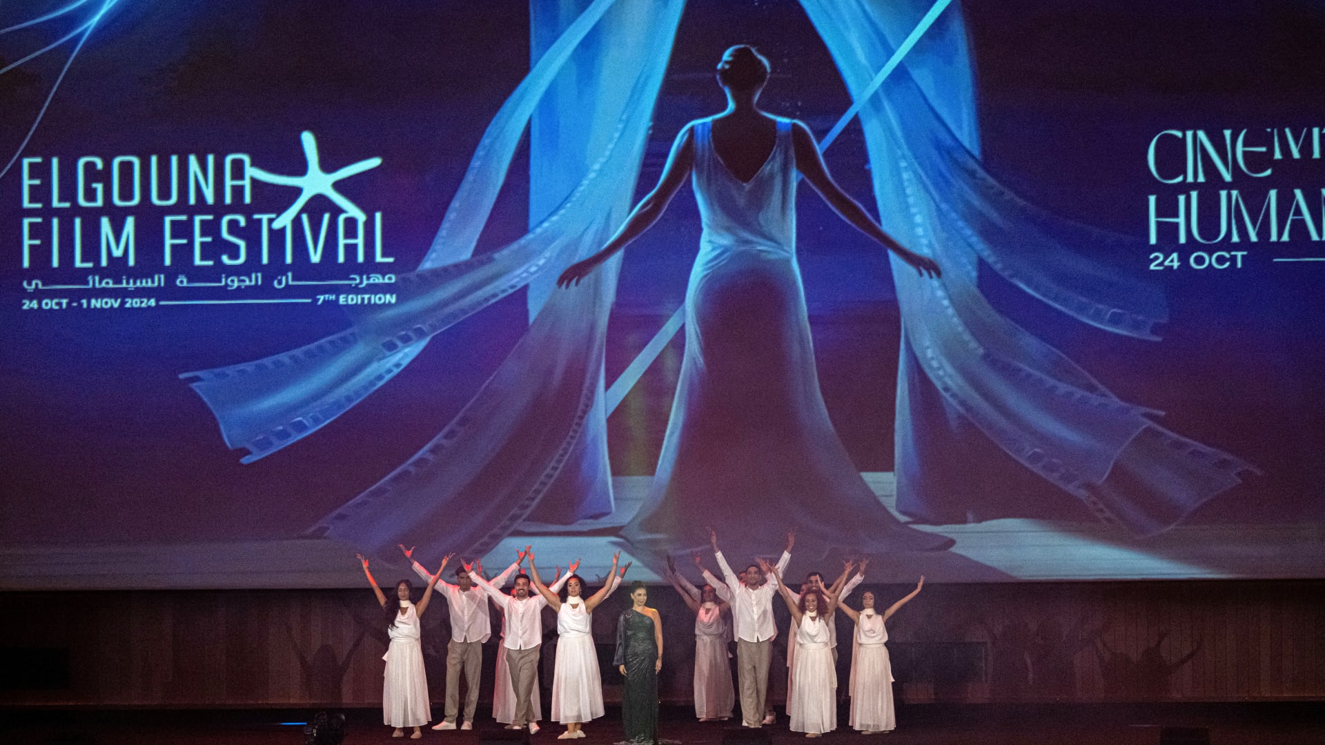 النجمات العربيات يتألقن على السجادة الحمراء في حفل افتتاح مهرجان الجونة السينمائي