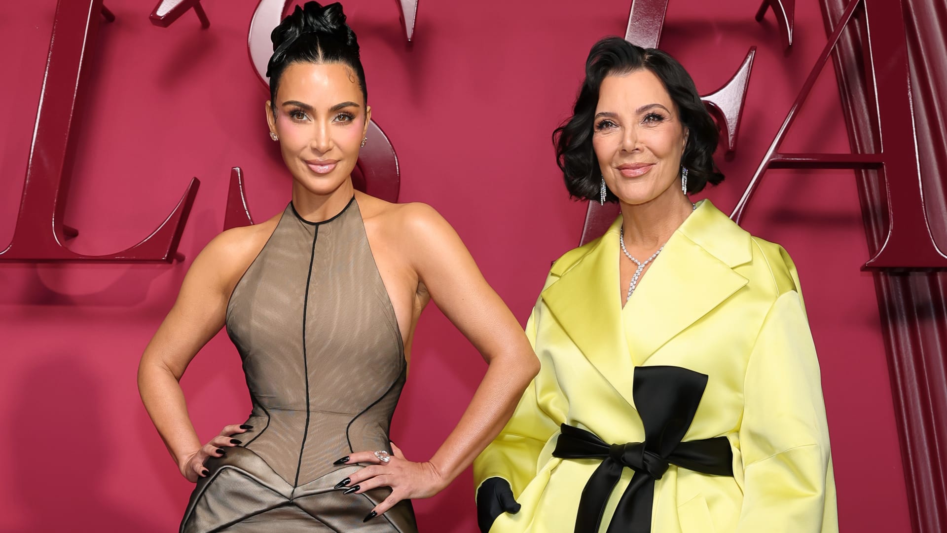 كريس جينر وابنتها كيم كارداشيان تخطفان الأنظار في لوس أنجلوس