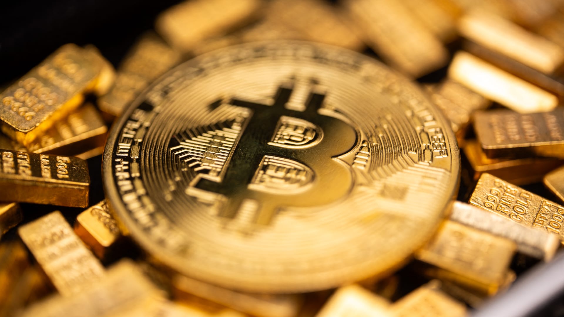 سُرقت ضمن مخطط "ذبح الخنازير".. مصادرة عملات بيتكوين بقيمة 15 مليار دولار