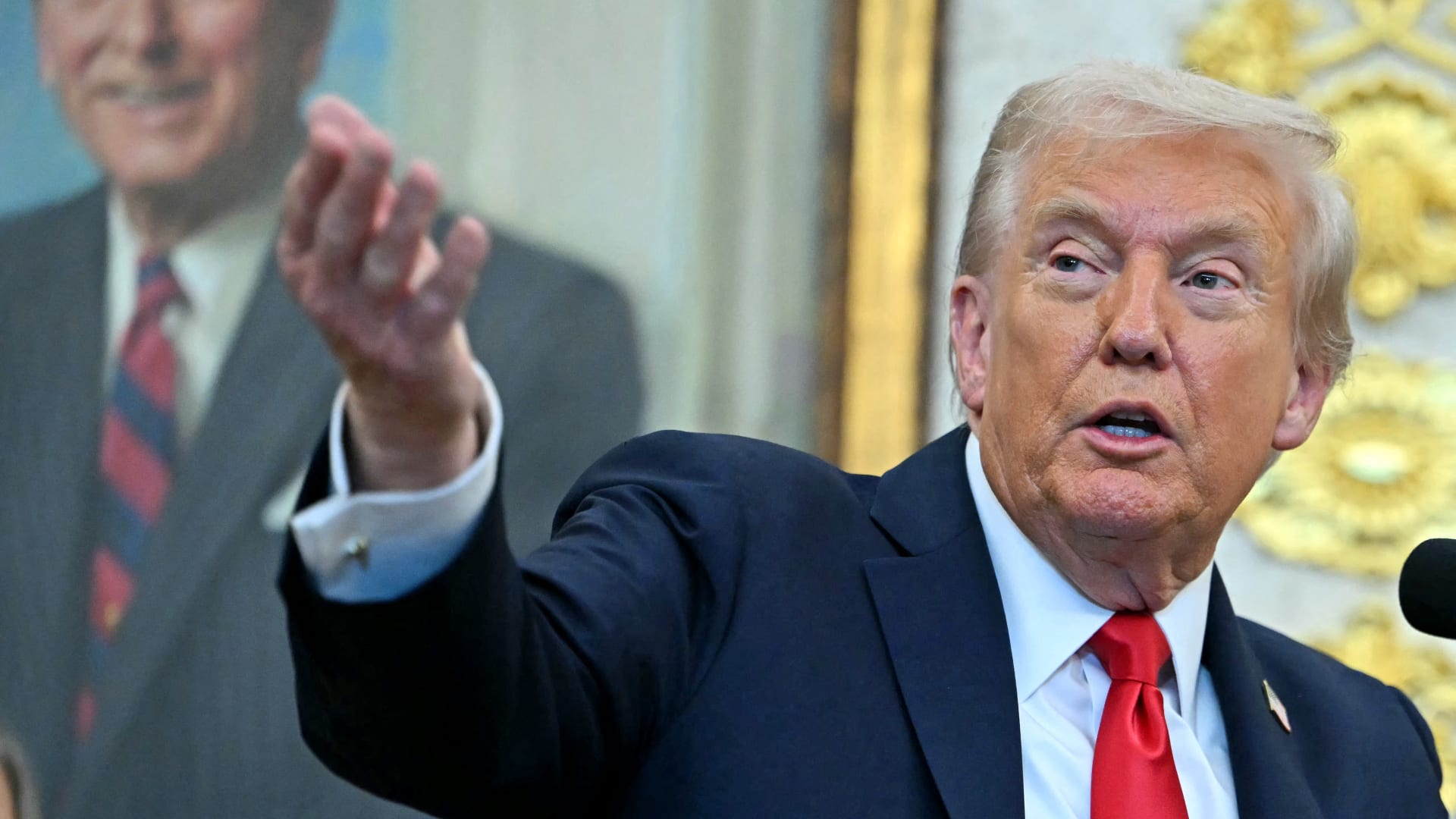 "أجبروني على ذلك".. ترامب يتحدث عن فرض رسوم جمركية إضافية 100% على الصين