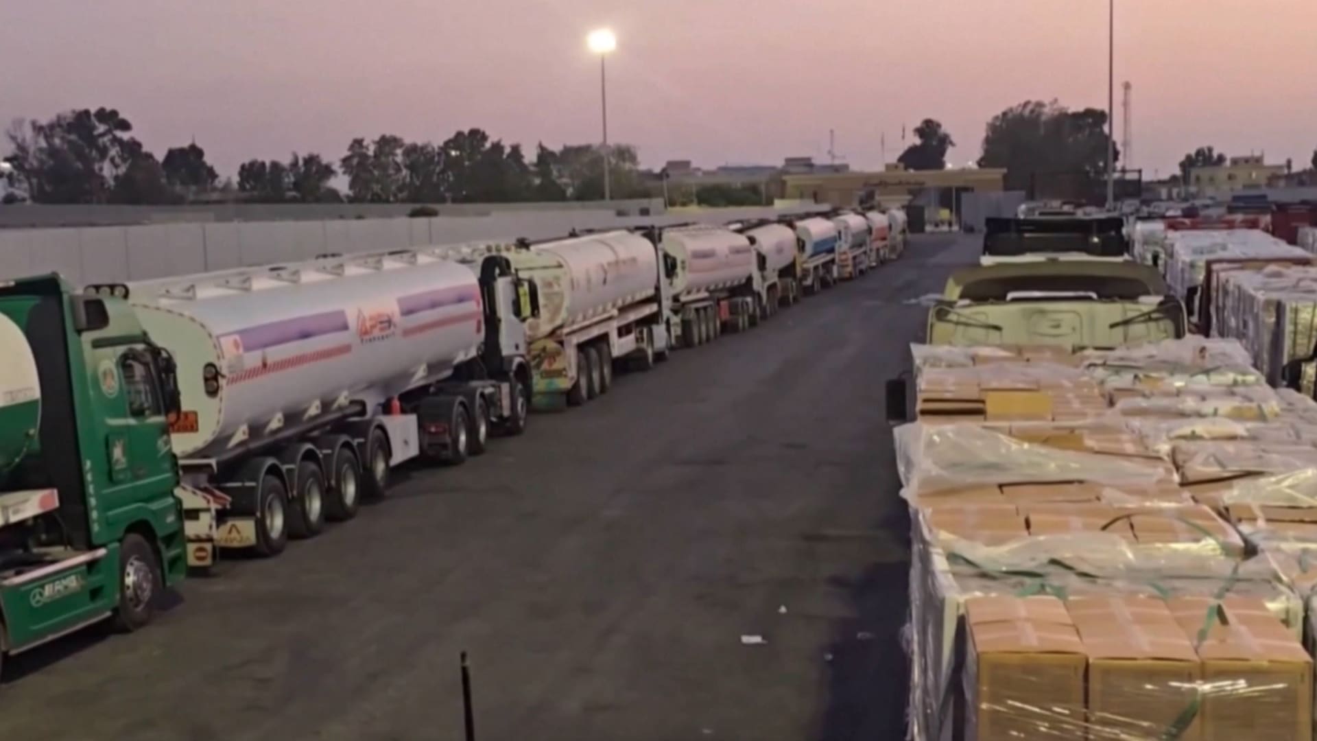 أمريكا تنشر فريقًا لها لتنسيق إيصال المساعدات إلى غزة.. وتعليق لعمليات "مؤسسة غزة الإنسانية"